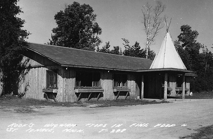 Roofs Wigwam - Vintage Postcard